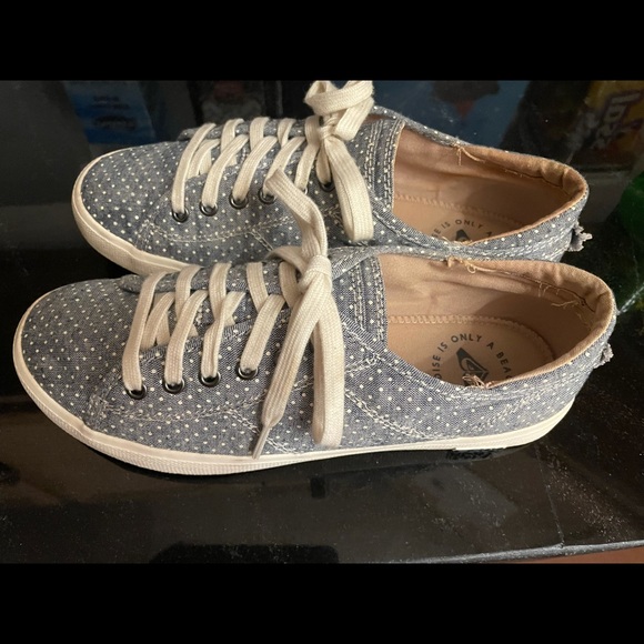 Rosy 8.5 (W) summer shoes with small polka dots.  Cute! - Picture 3 of 4